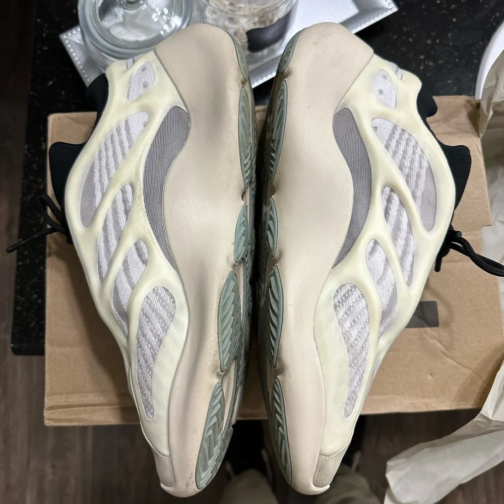 Yeezy Azael OG 700 2019 Release - Picture 4 of 6